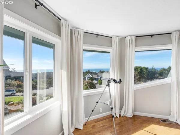 $894,900 | 260 Northeast 71st Place, Newport, OR 97365