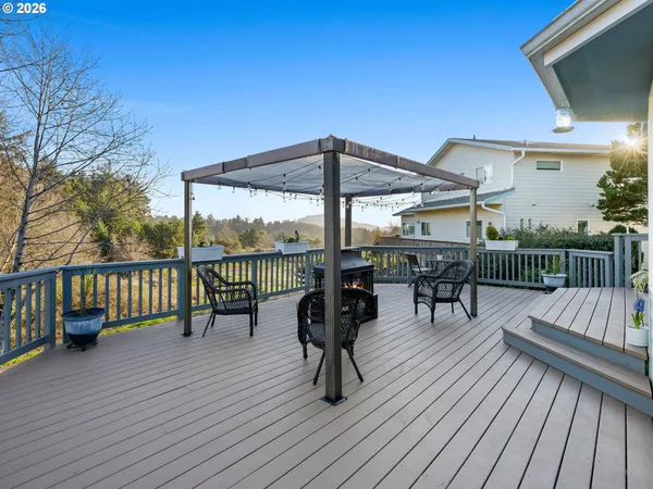 $894,900 | 260 Northeast 71st Place, Newport, OR 97365