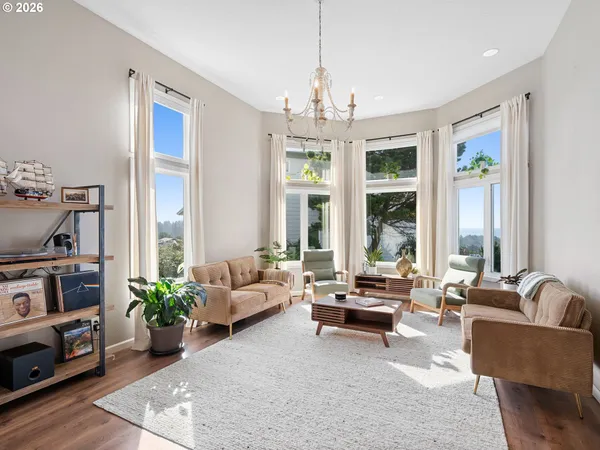 $894,900 | 260 Northeast 71st Place, Newport, OR 97365