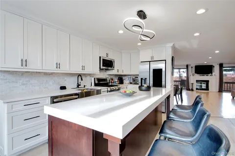 $1,199,000 | 17 John Bean Court, Unit 17, Port Washington, NY 11050