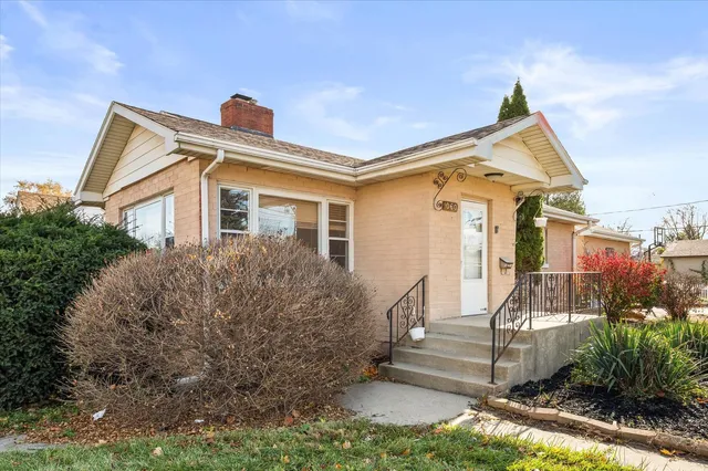 $300,000 | 1060 Catherine Street, Joliet, IL 60435
