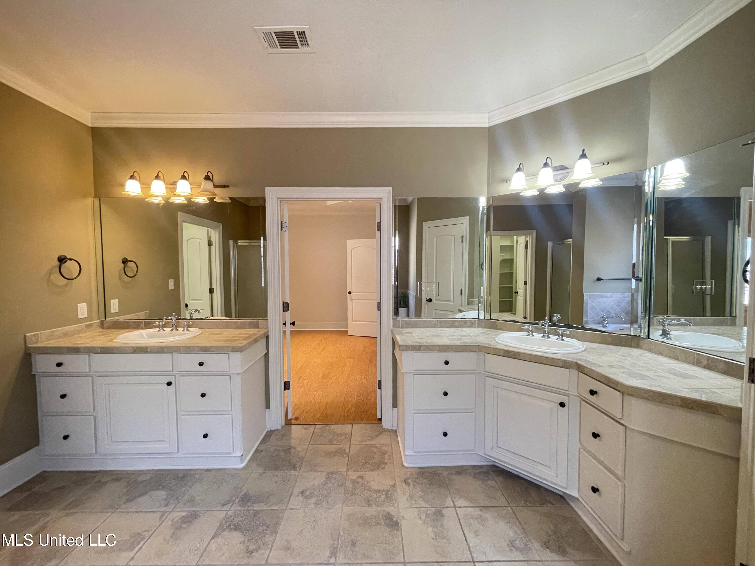 101 Meriwether Common, Unit CMN Clinton, MS 39056 - Photo 22 of 31 393810990_239533575782210_76491216451166