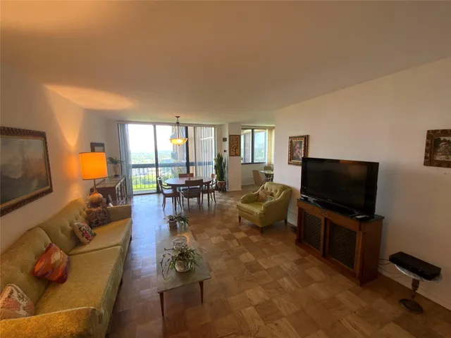 $479,000 | 269 Grand Central Parkway, Unit 19A | Glen Oaks