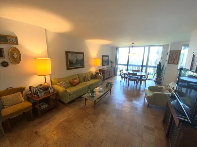 $479,000 | 269 Grand Central Parkway, Unit 19A | Glen Oaks