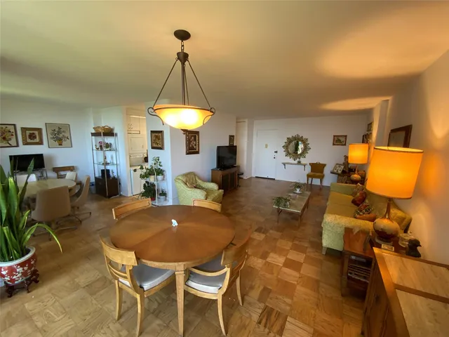 $479,000 | 269 Grand Central Parkway, Unit 19A | Glen Oaks