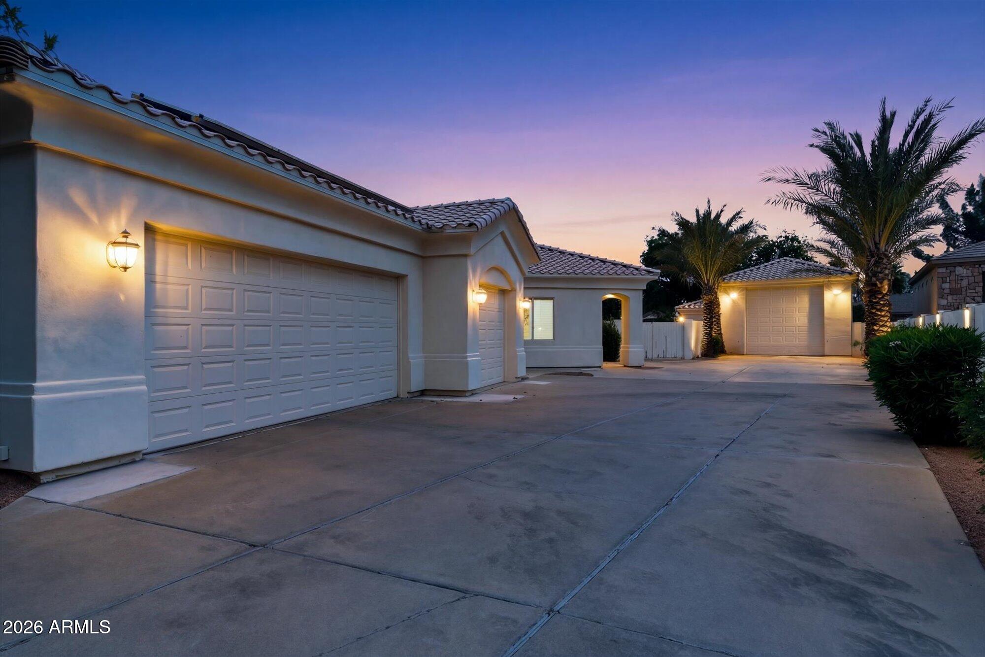 307 South Rochester Court Gilbert, AZ 85296 - Photo 4 of 62 01-