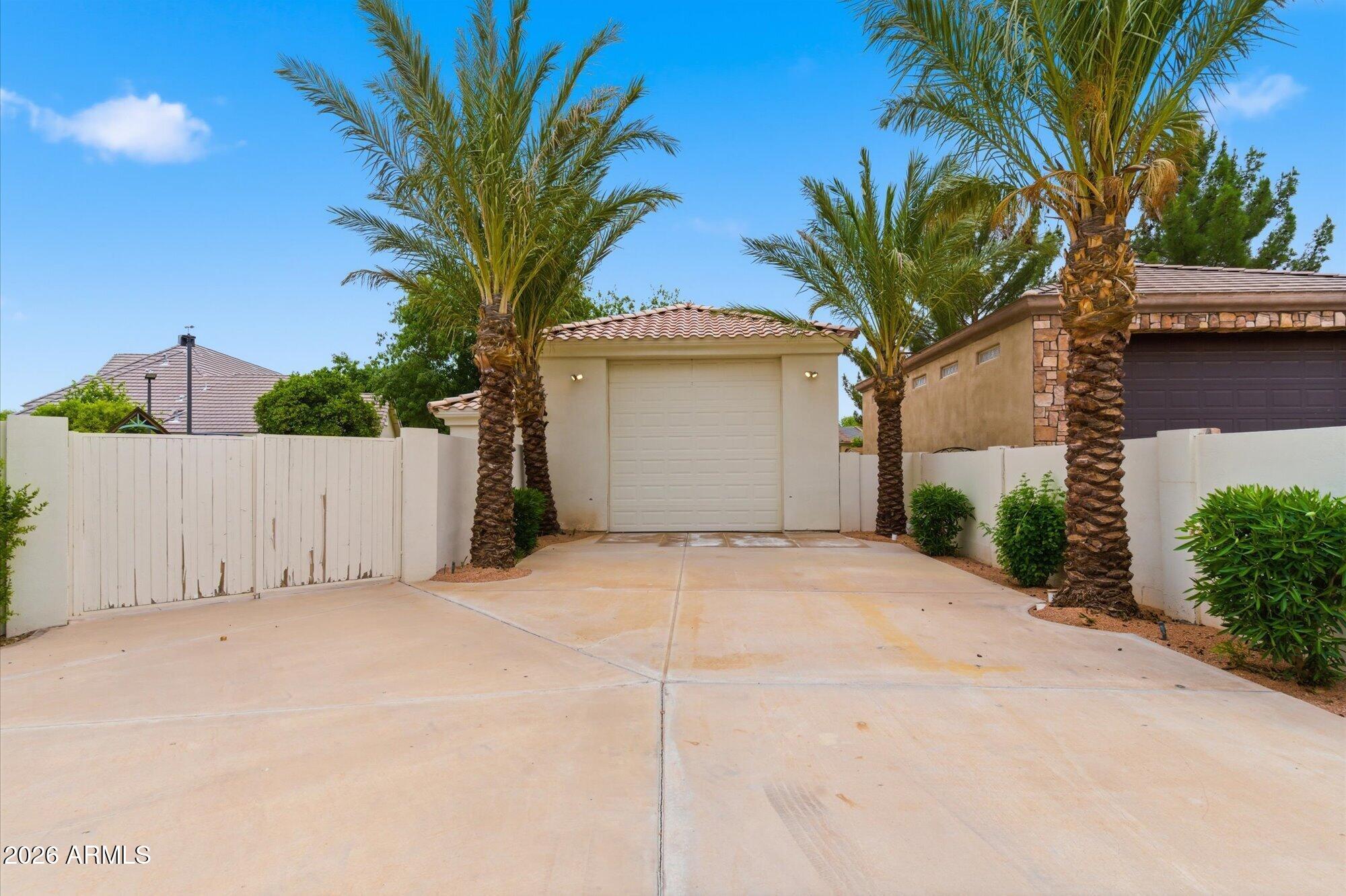 307 South Rochester Court Gilbert, AZ 85296 - Photo 6 of 62 06-