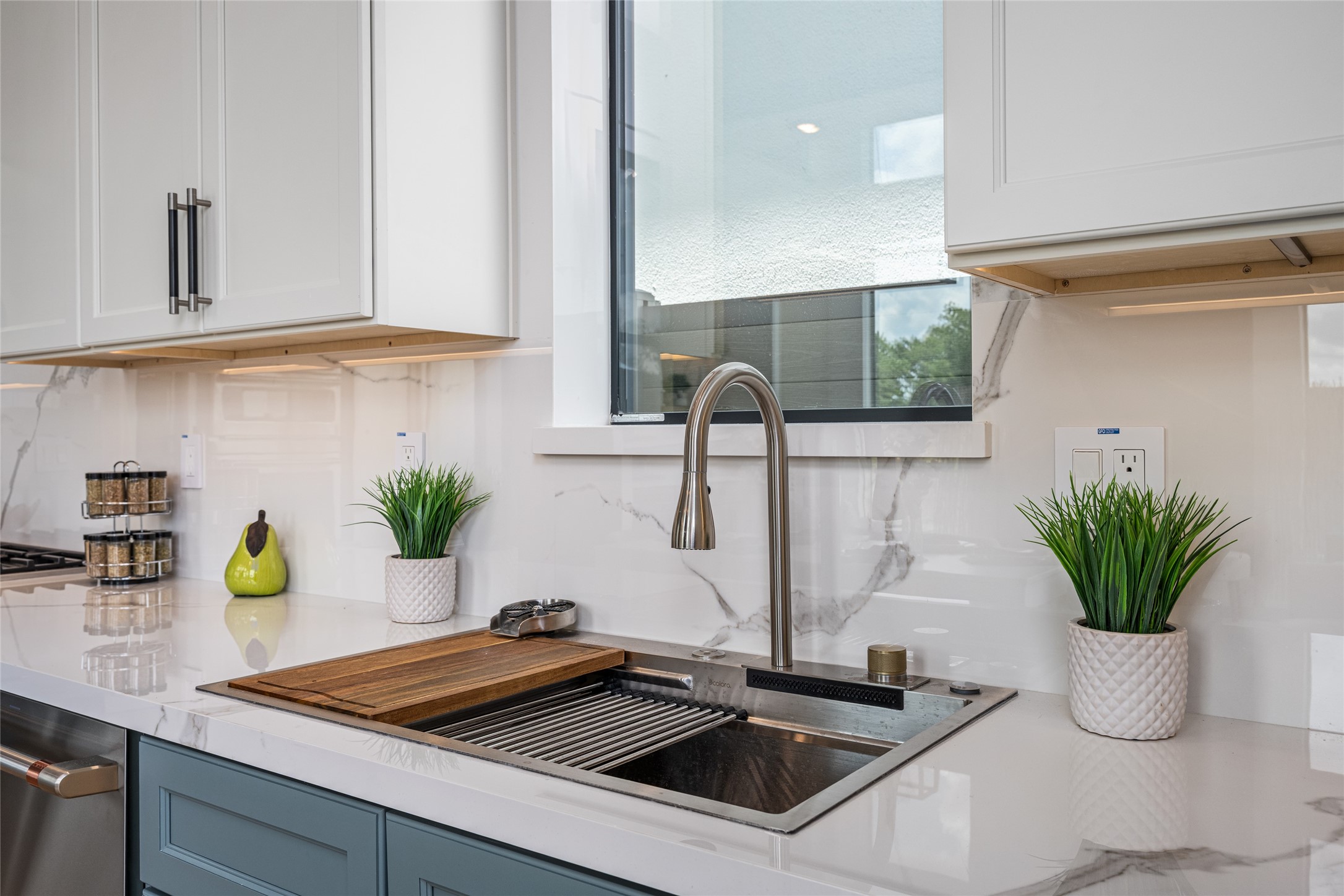 623 Rolling Oaks Stafford, TX 77477 - Photo 22 of 50 A smart kitchen sink comes equipped with a glass rinser and vegetable washer—bringing technology and convenience to everyday living