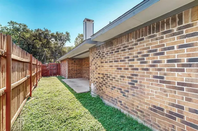 a view of a backyard