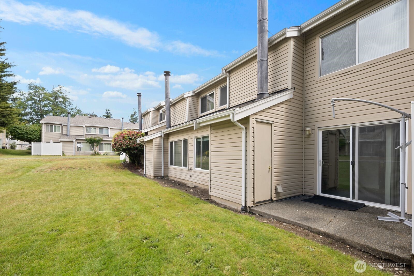 2100 South 336th Street, Unit G3 Federal Way, WA 98003 - Photo 26 of 27 a view of a house with a swimming pool