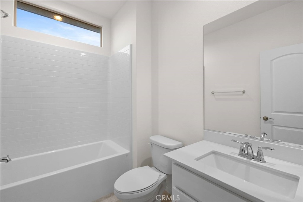 17727 Santa Lucia Court Riverside, CA 92503 - Photo 38 of 42 a bathroom with a toilet a sink and bathtub