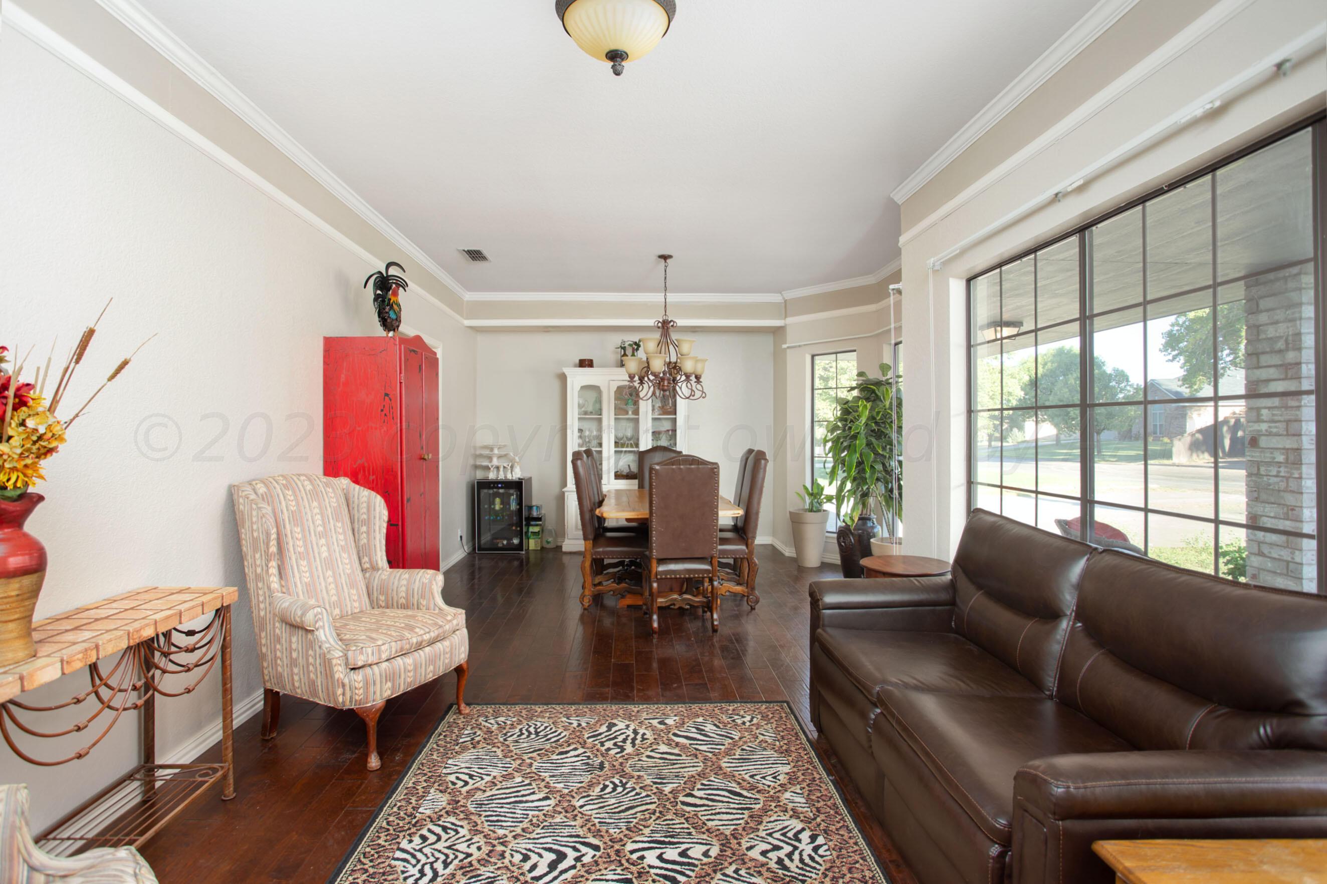 7301 Smoketree Drive Amarillo, TX 79124 - Photo 15 of 37 a living room with furniture and a large window