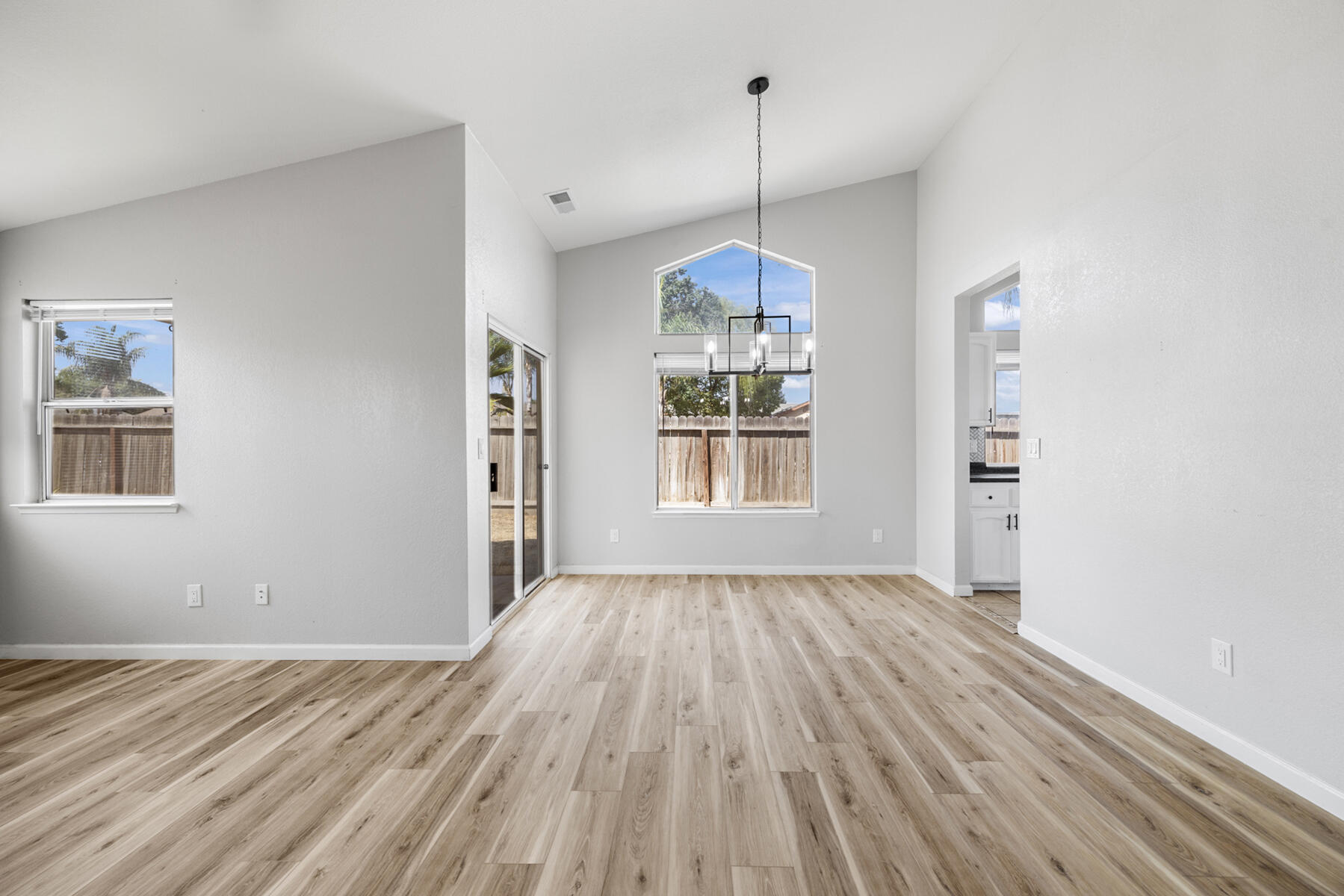 2157 Country View Avenue Tulare, CA 93274 - Photo 6 of 22 09 - Dining Area