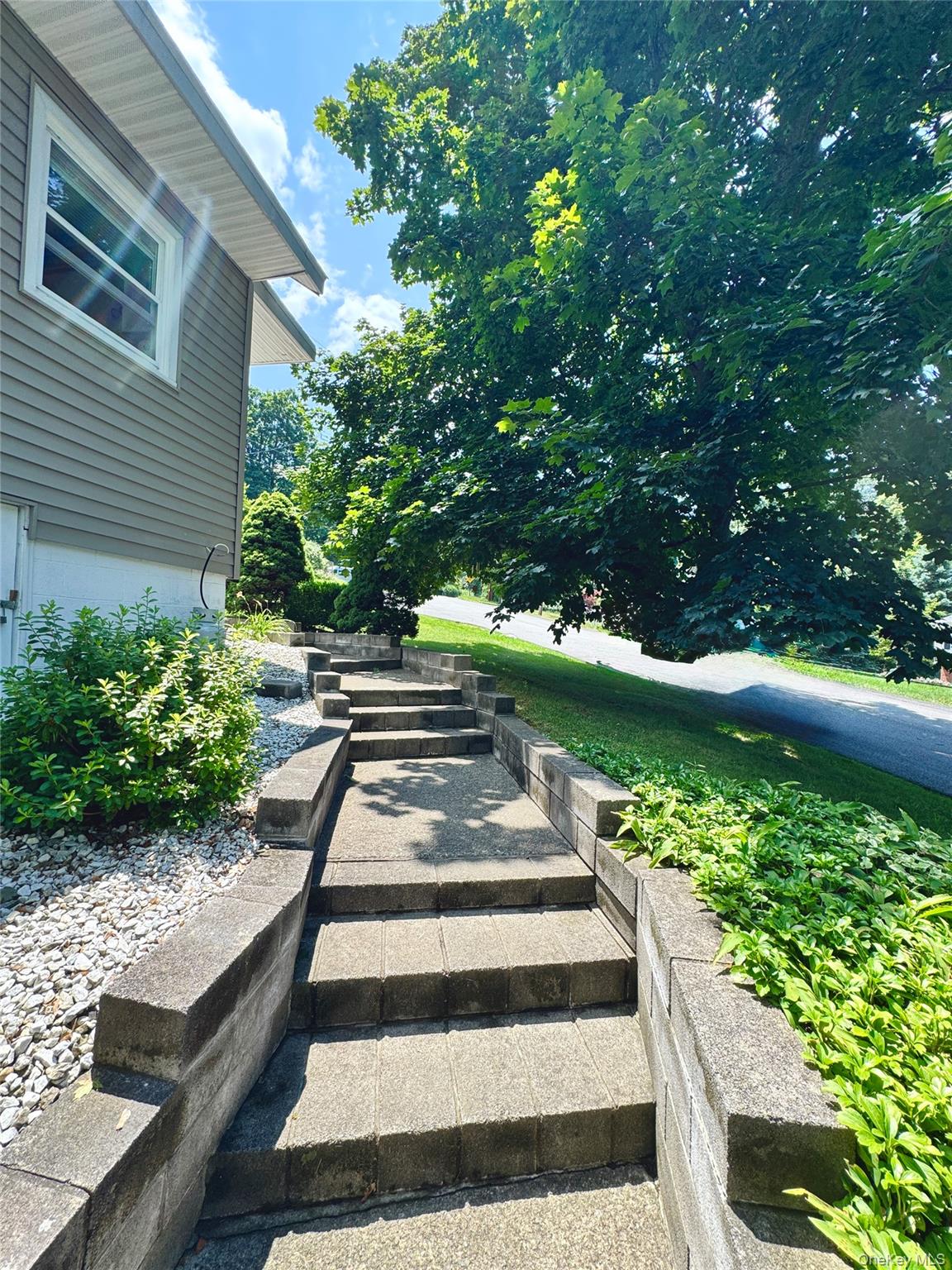 35 Willow Road Beacon, NY 12508 - Photo 3 of 26