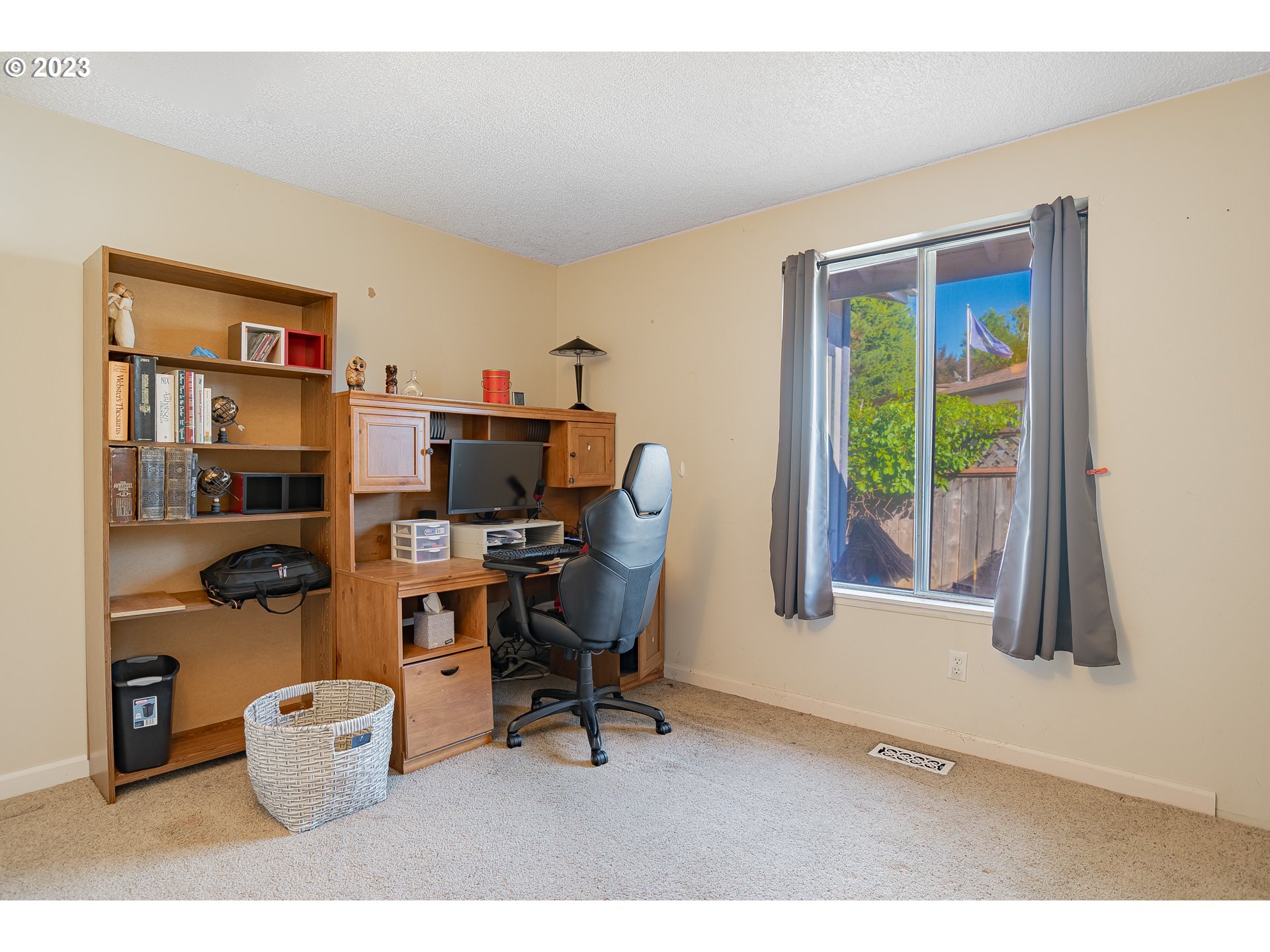 9709 Northwest 19th Avenue Vancouver, WA 98665 - Photo 18 of 27 a workspace with furniture and a window
