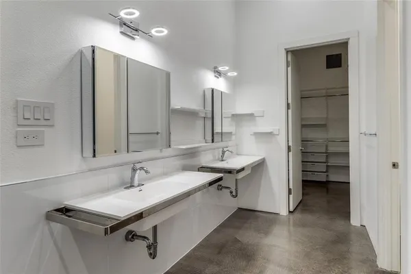 $6,500 | 30 Vanguard Way, Dallas, TX 75243