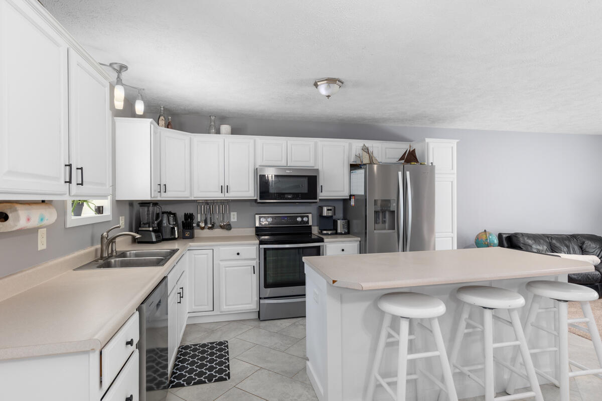 555 South Maple Island Road Muskegon, MI 49442 - Photo 3 of 22 Kitchen