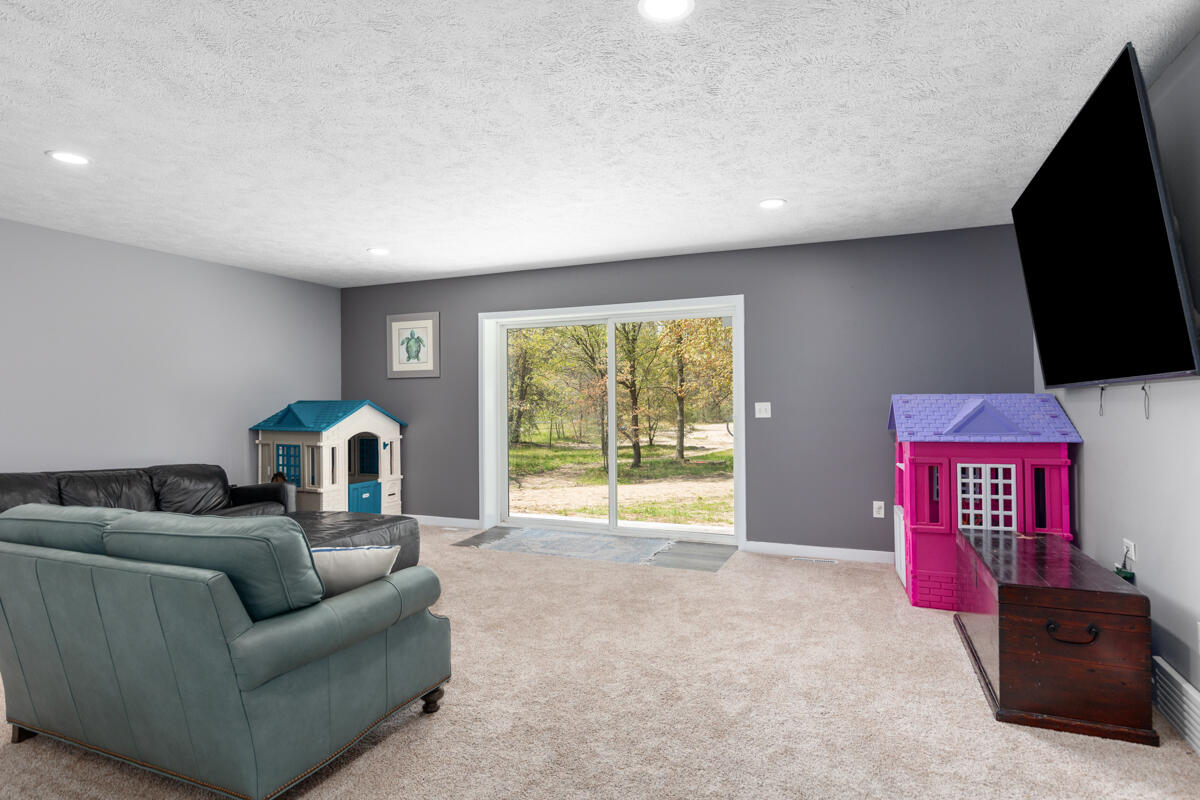 555 South Maple Island Road Muskegon, MI 49442 - Photo 4 of 22 Living