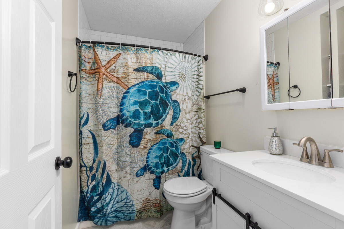 555 South Maple Island Road Muskegon, MI 49442 - Photo 7 of 22 Full Bath
