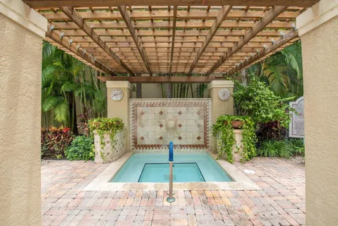 a view of entryway with garden