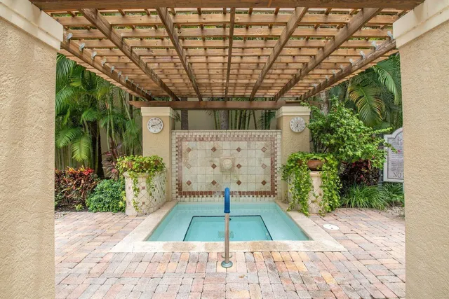 a view of entryway with garden