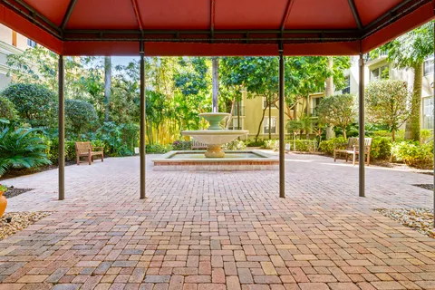 a view of a backyard