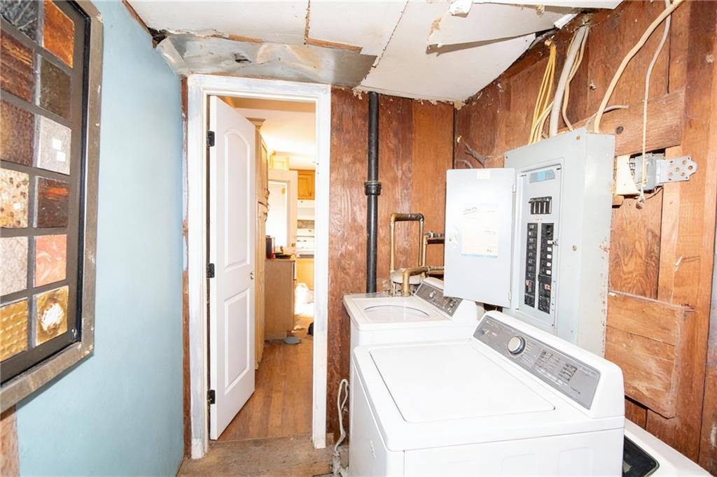 924 Brookdale Place Decatur, GA 30033 - Photo 14 of 19 a bathroom with a sink a mirror and a shower