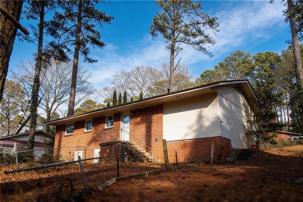 924 Brookdale Place Decatur, GA 30033 - Photo 15 of 19 a backyard of a house with lots of green space