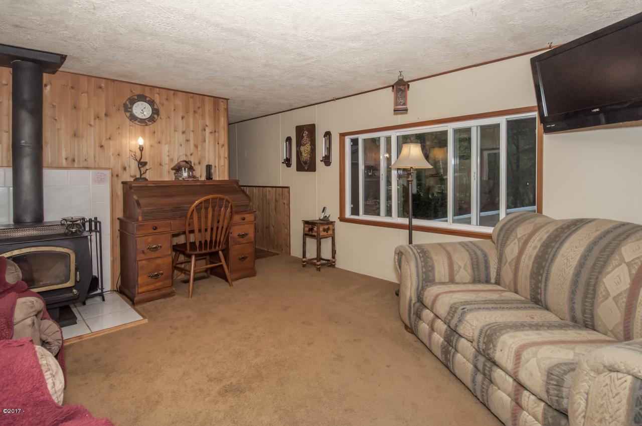 10950 Neskowin Road Neskowin, OR 97149 - Photo 13 of 23 Living Room - View 1 (1280x850)