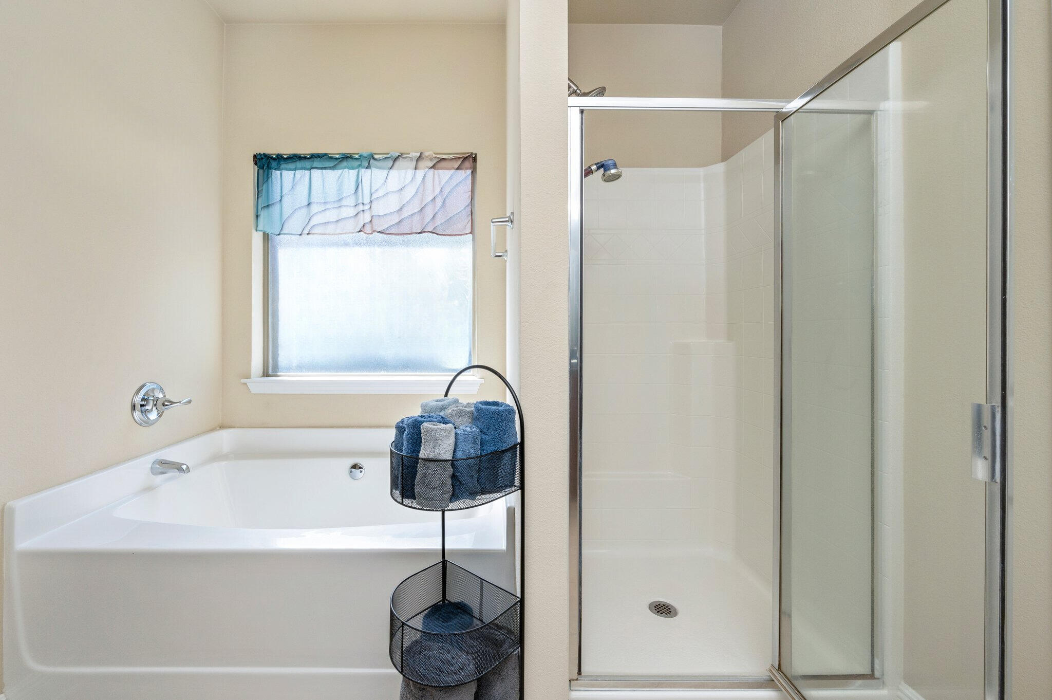 615 Red Fern Road Crestview, FL 32536 - Photo 26 of 33 a bathroom with a tub and a window