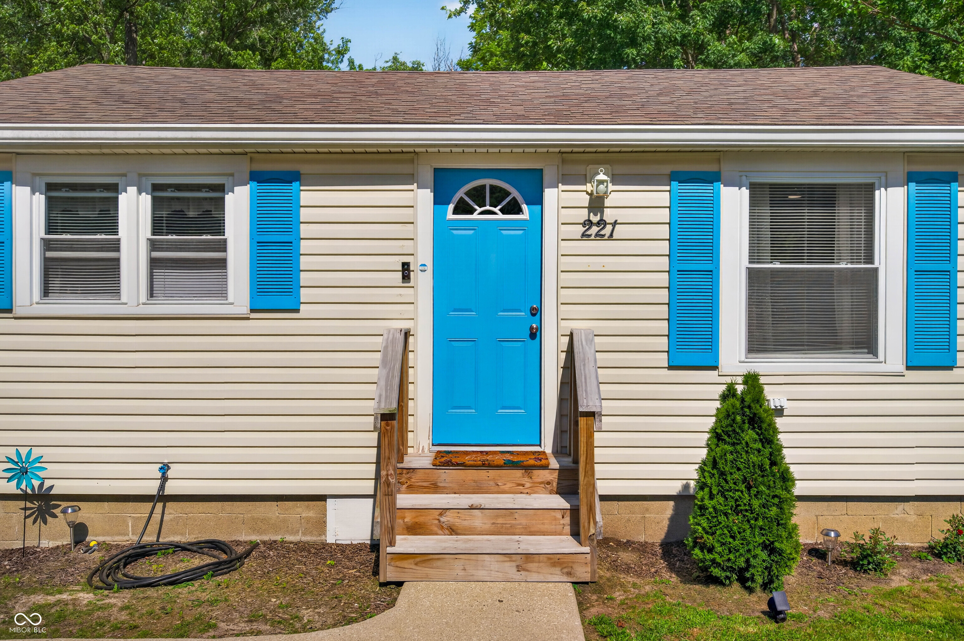 221 Della Road Columbus, IN 47203 - Photo 7 of 58