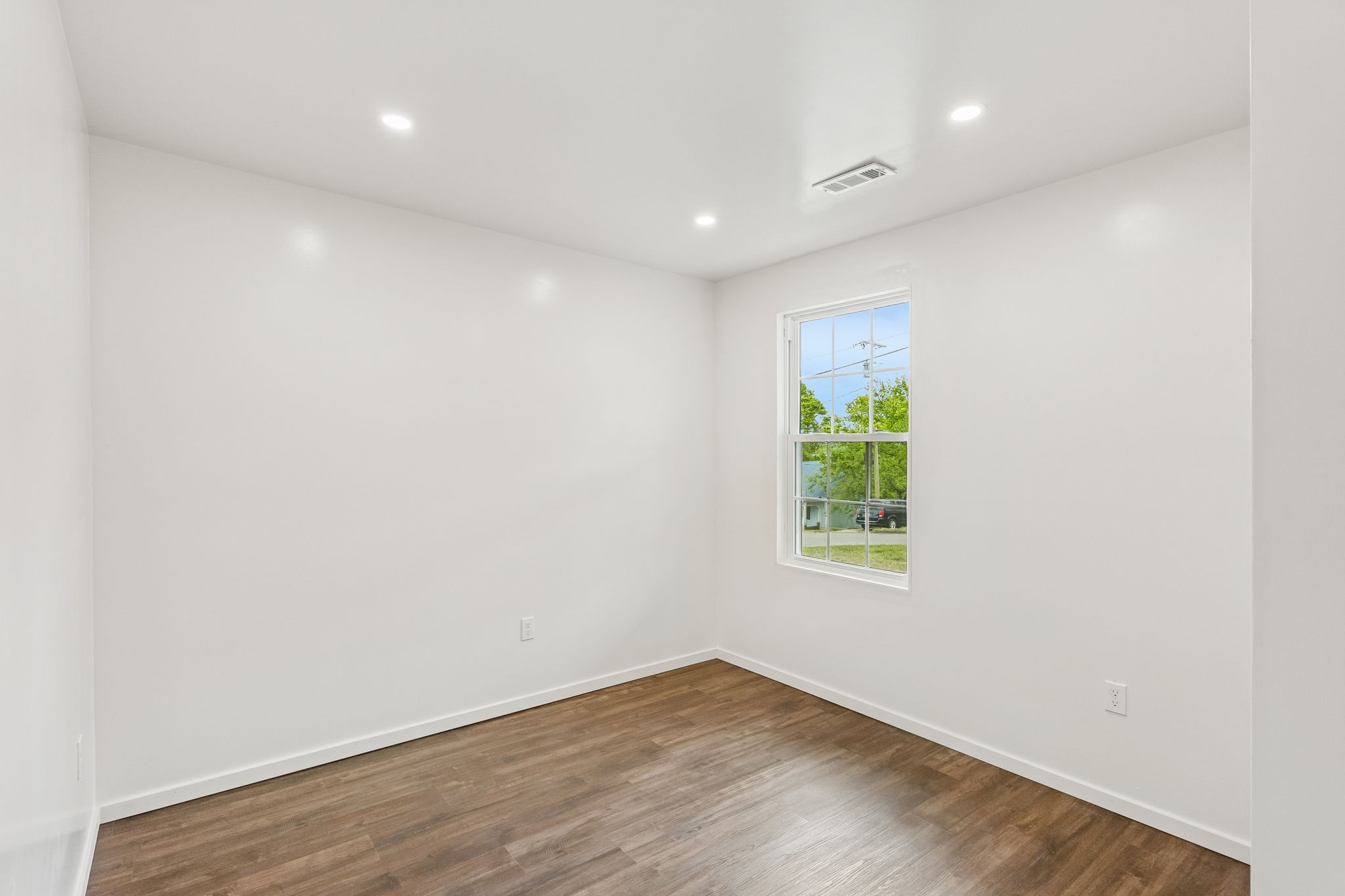 330 West Washington Street Pulaski, TN 38478 - Photo 23 of 36 an empty room with wooden floor and a window