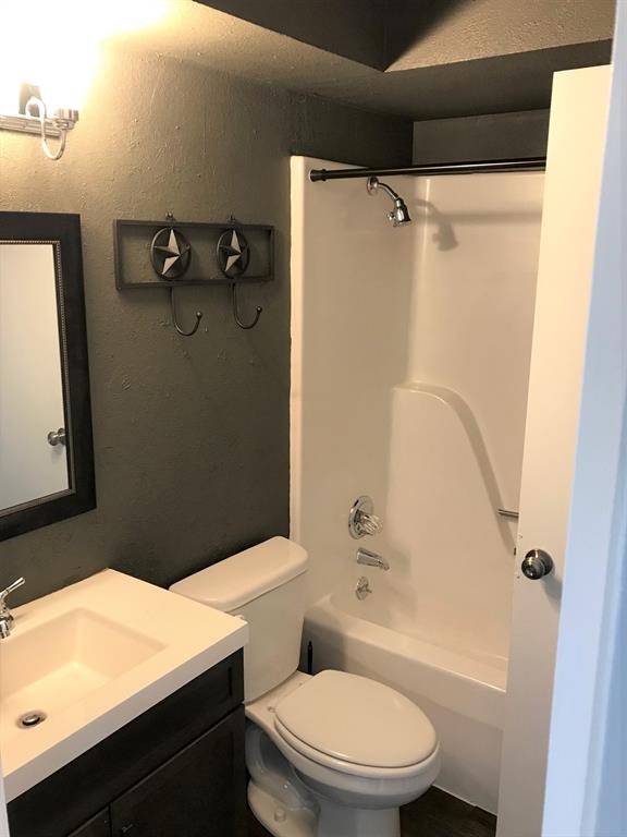 4023 William Street Sachse, TX 75048 - Photo 13 of 36 4023 Bathroom