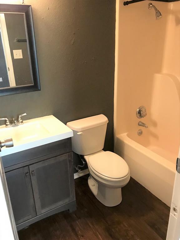 4023 William Street Sachse, TX 75048 - Photo 16 of 36 4023 Full bathroom