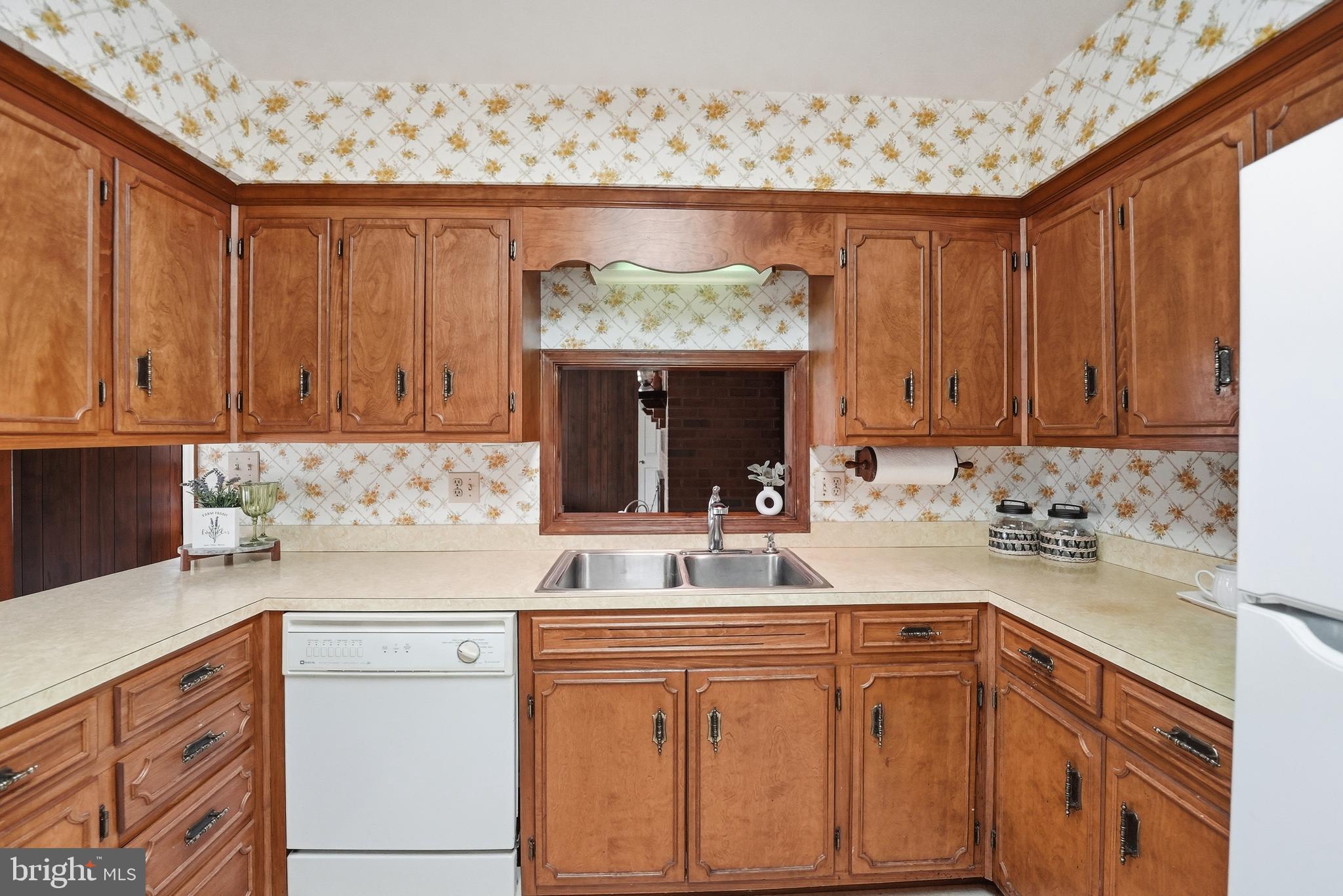 11081 Marquis Road Unionville, VA 22567 - Photo 19 of 49 a kitchen with stainless steel appliances granite countertop a sink dishwasher stove and cabinets with wooden floor