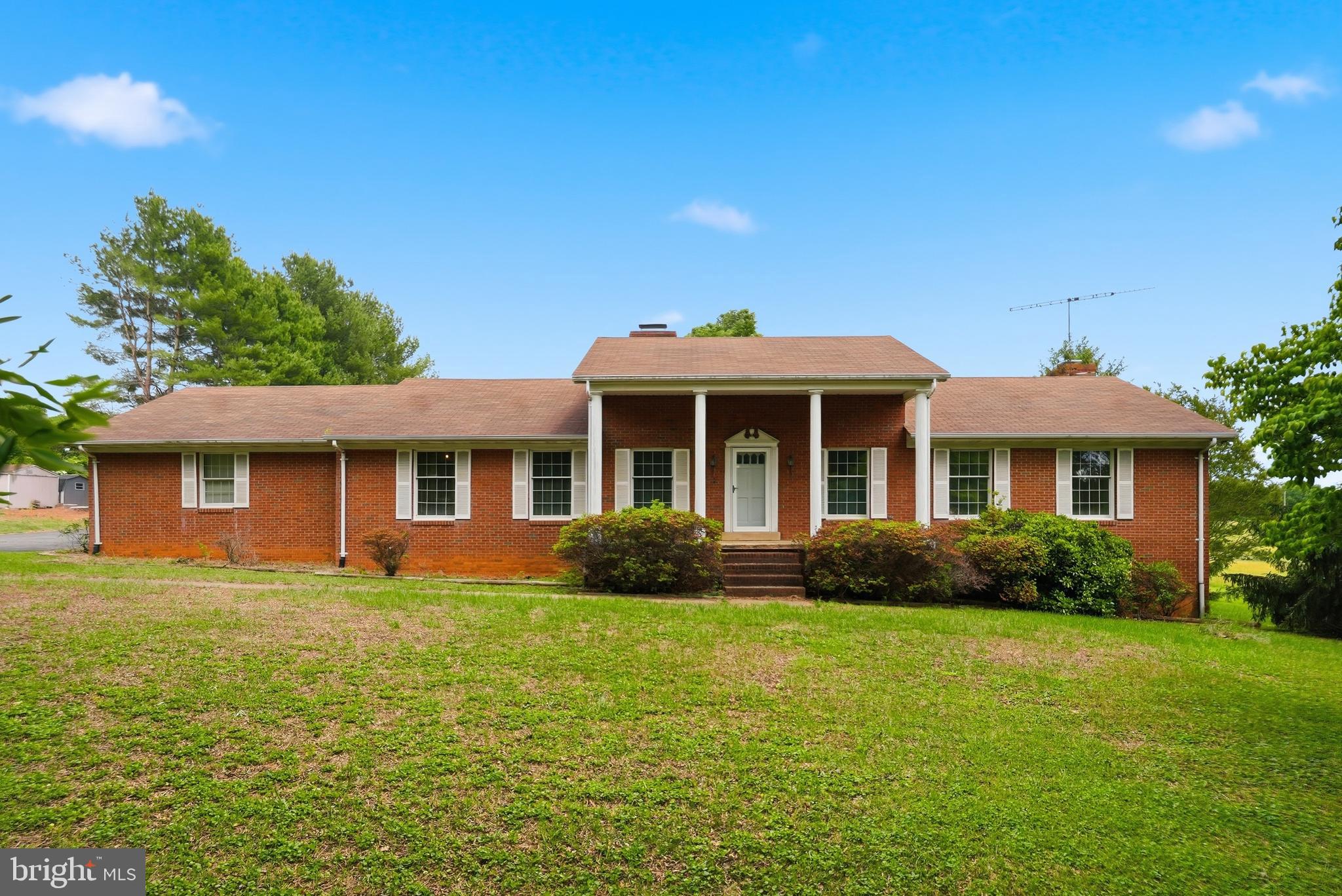 11081 Marquis Road Unionville, VA 22567 - Photo 2 of 49 a front view of a house with garden