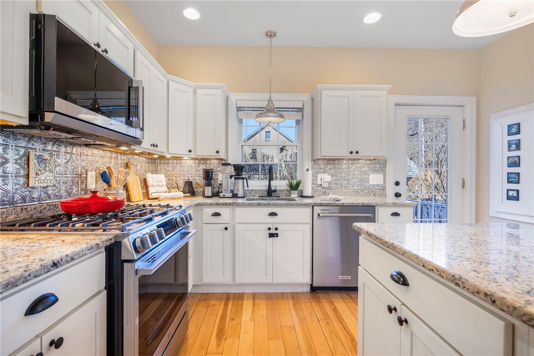 80 Spindrift Street Jamestown, RI 02835 - Photo 7 of 46