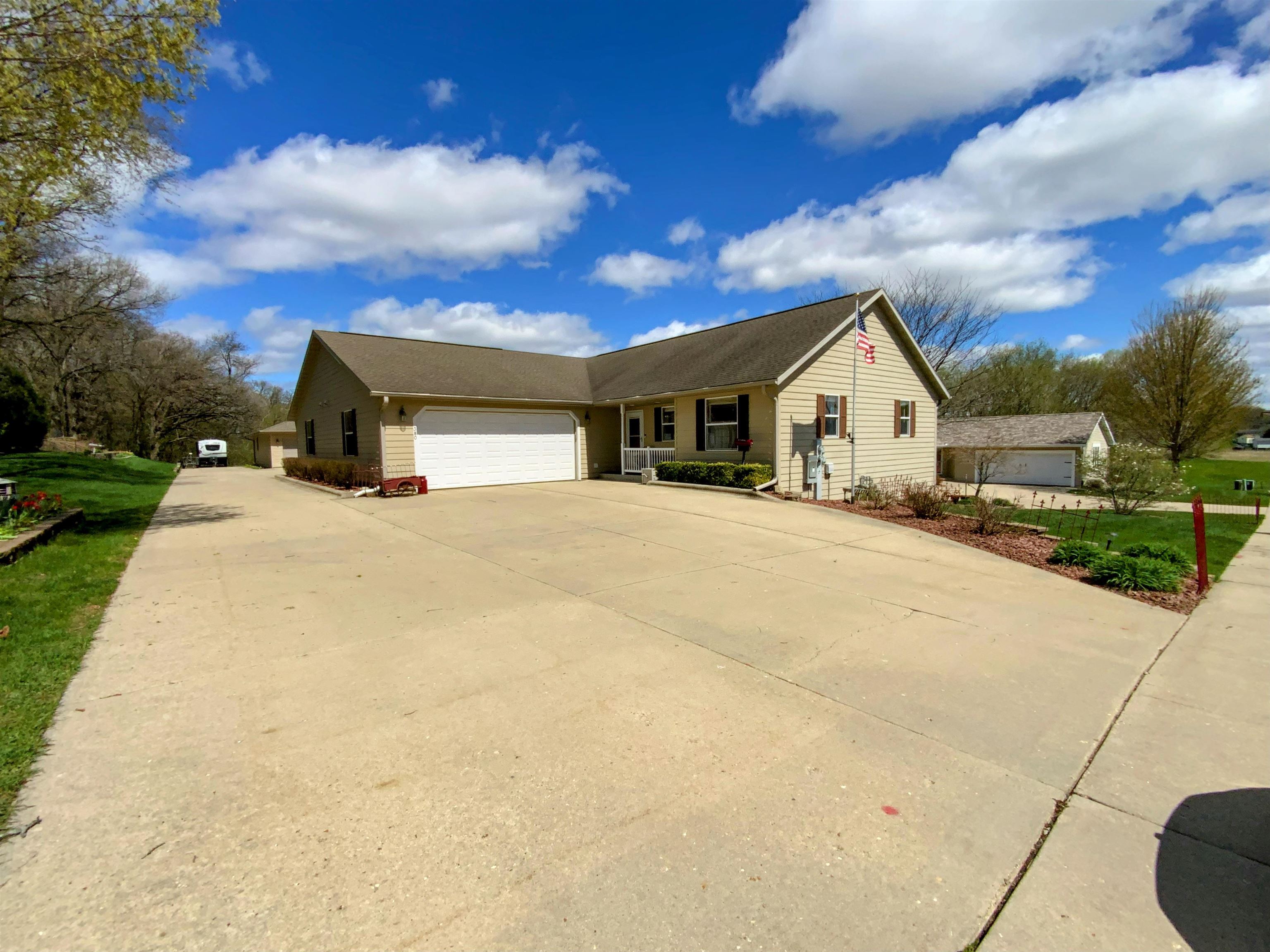 380 West Sunset Drive Milton, WI 53563 - Photo 2 of 32
