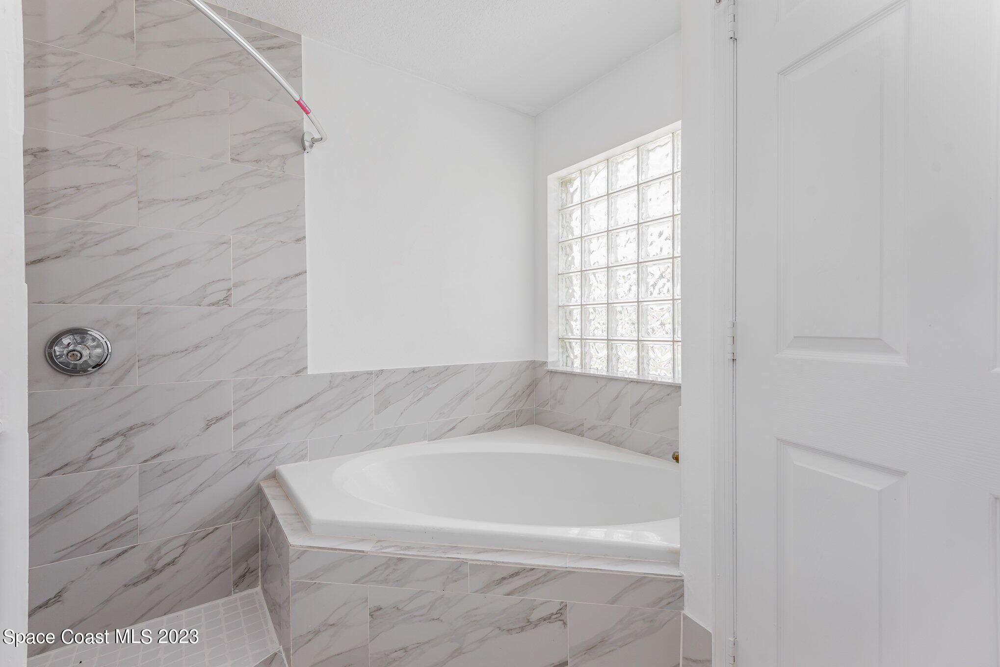 4390 London Town Road Titusville, FL 32796 - Photo 17 of 25 a bathroom with a bathtub