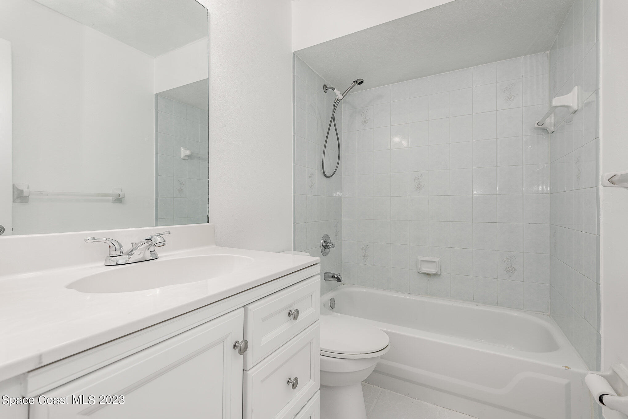 4390 London Town Road Titusville, FL 32796 - Photo 20 of 25 a bathroom with a sink a toilet and shower