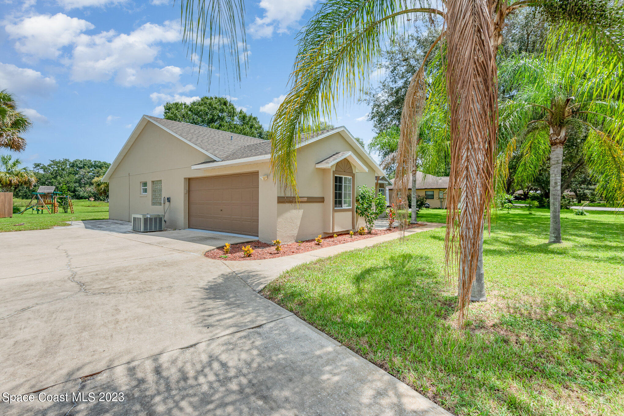 4390 London Town Road Titusville, FL 32796 - Photo 2 of 25 a front view of a house with garden