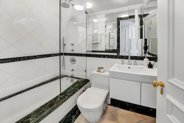 $3,800,000 | 200 East 69th Street, Unit 34C | Lenox Hill