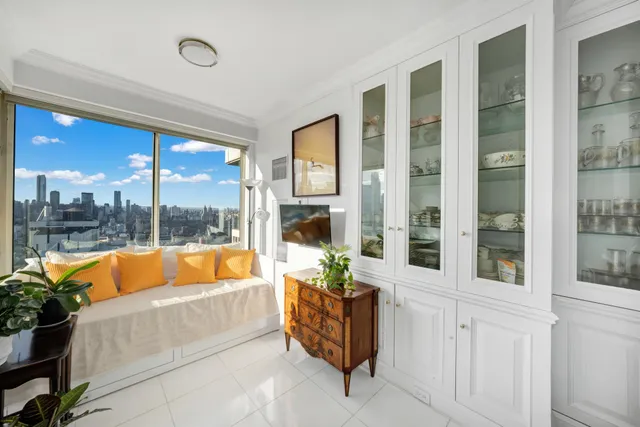 $3,800,000 | 200 East 69th Street, Unit 34C | Lenox Hill