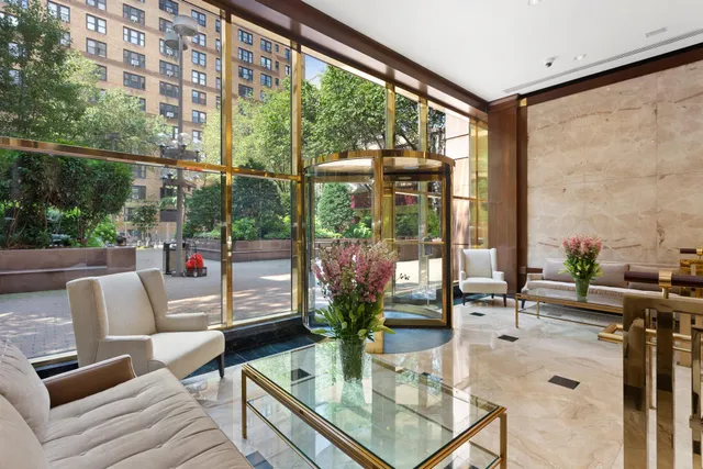 $3,800,000 | 200 East 69th Street, Unit 34C | Lenox Hill