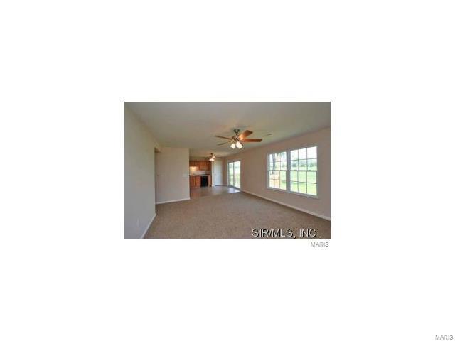 43 Colonial Manor, Unit D Highland, IL 62249 - Photo 4 of 26 Gallery Image 4