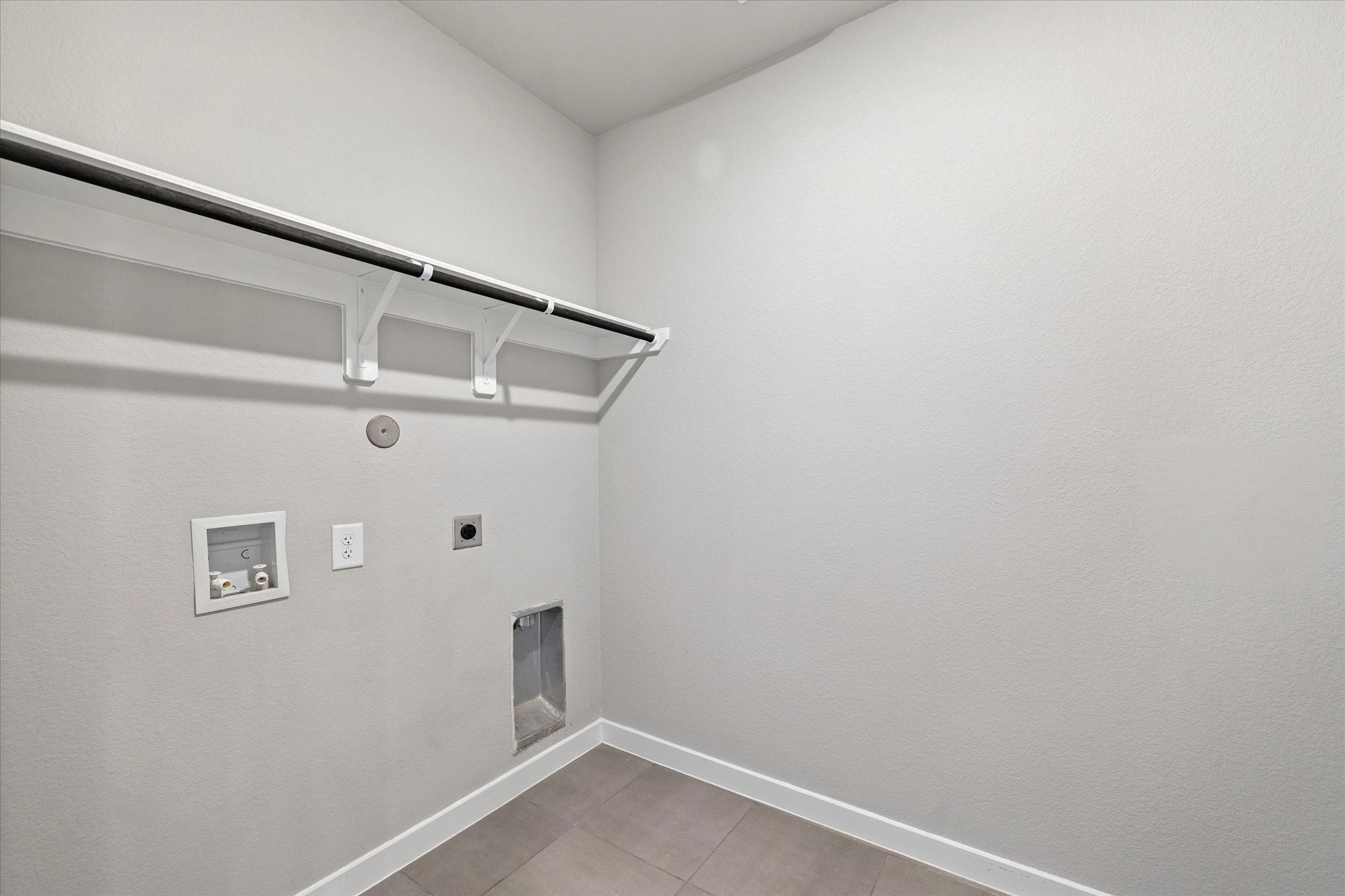 1510 King Rnch Road Conroe, TX 77301 - Photo 16 of 18 over-sized laundry room with tile floors