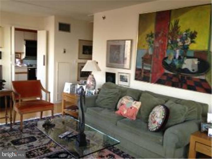 2018-32 Walnut Street, Unit 19GH Philadelphia, PA 19103 - Photo 2 of 10 Living Room