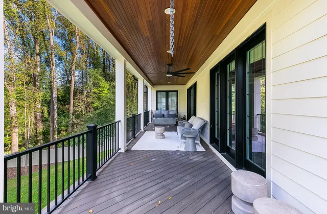 a view of yard with green space