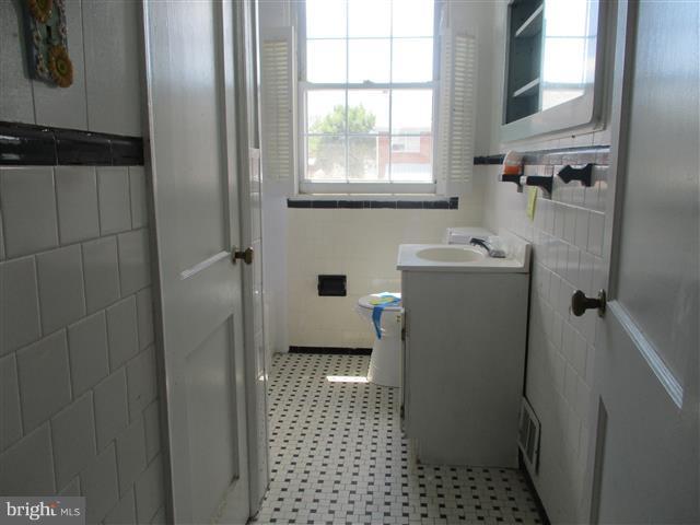 421 Scarsdale Road Baltimore, MD 21224 - Photo 15 of 26 Bath