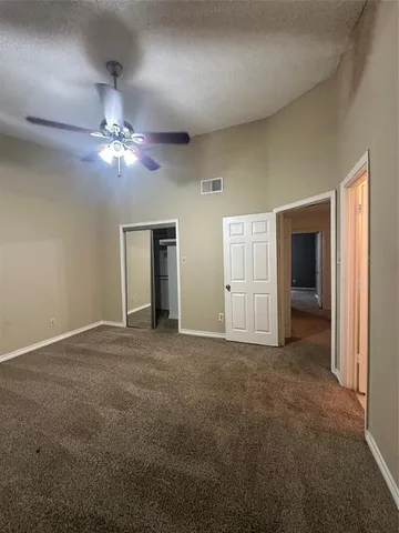 a view of empty room with a ceiling fan